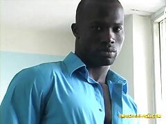 UniversBlack.com - A very muscular handsome man masturbates