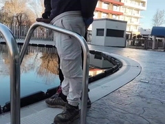 untip in maseaja pula pe balustrada piscine cun vibro