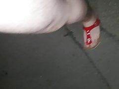 In roten Gizeh Birkenstock Wichsen auf der Strasse