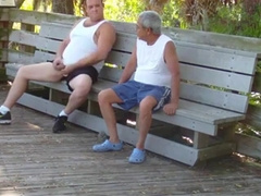 Abuelo y gordito: sexo público con maduros amateurs