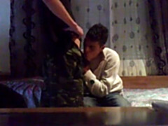 UN GAY CHUPA EL PENE A UN MILITAR