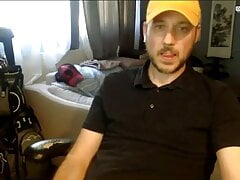 Shy daddy showoff his cock on cam