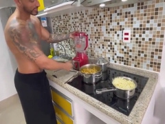 Eletricista Rabudo Foi Fazer Uma Reparacao Na Tomada Do Flat E Terminou Tomando No Cu Duas Pirocas E De Cabeca Pra Baixo Aguentou Fundo. 5 Min