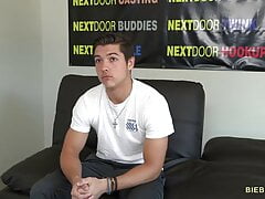Gay bloke jerking off madly for your pleasure