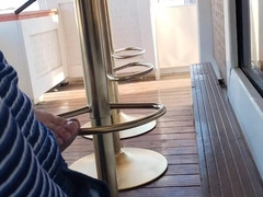o fata care masturbeaza un barbat la terasa cu picioru dupa o consumatie la terasa