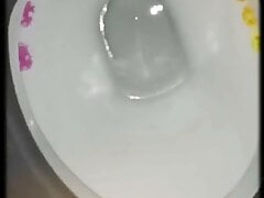 grubasek      masturbuje        sie      w      lazience