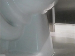 Señor se excita en baño publico