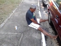 Pinguco mijando na calcada do bar 5