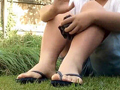 Un gros chum se detend dans le jardin