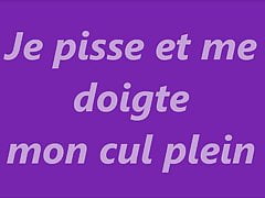 Je pisse et me doigte le cul plein