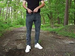 Watch this dude taking a piss