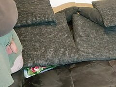 Auf die Couch gespritzt