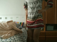 Joven zorrita con falda y trikini follando una almohada