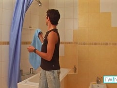 Molten brown-haired Joshua D gives himself a handjob and covers his abs in cum