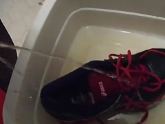 Pissing Sexy well worn sneakers from jackandcoke1947 again.