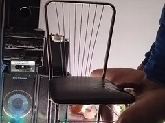 un baiat al satisface pe un apex sexual frecandui pemisul pe scaun pama e ejaguleaza d