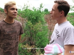 Bleached twink cums during outdoor anal