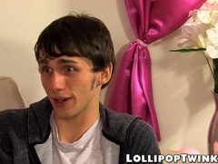 Bottom lad boned vigorously by batty boy