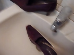 Piss in wifes redish shoe