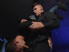 Bodyguard bang with a hot guy who takes it up the ass
