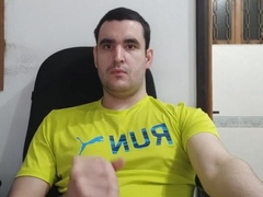 Hunky Dotado Batendo Punheta Escondido no Quarto