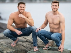 Fit hunks Jax and Kurt fuck on the couch