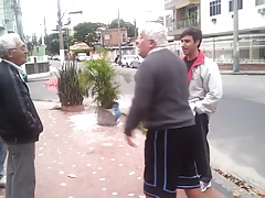 Cara abaixando as calcas do coroa da bunda linda