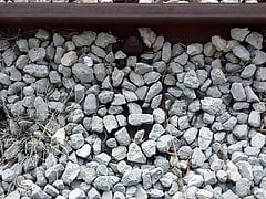 Pisciata sui binari del treno dopo la sborrata nel bosco