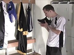 Sketboy.com - A sneaker in Bjorky's hole