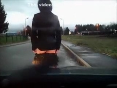 Crossdresser remove her skirt on the road