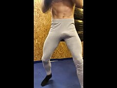 A muscular straight man trains in gray leggings! It's exciting! Peeping!