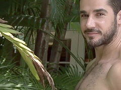 beefy dude masturbate off