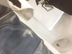 Pegando no pau do cara no banheiro