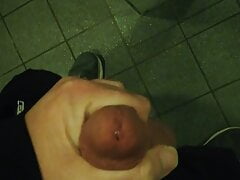 Wank in public toilett