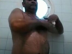 Osito caliente con una gran polla se ducha y se pajea.