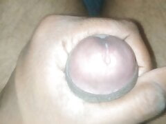 Desi land girlfriend ki yad muth mar raha hai