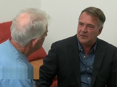 Un joven y un viejo muy calientes