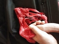 Batendo uma punheta na calcinha usada da esposa de um amigo