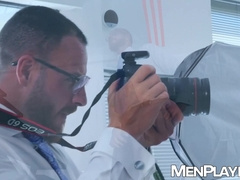 Cheeky Kike Gil kneels and blows muscular Leo Rossos big dick