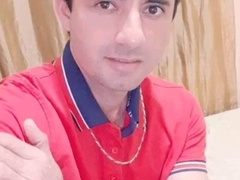 Muscular hairy stud Straw23 flaunts his enormous package