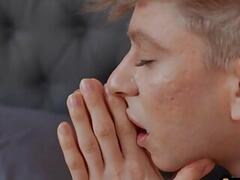 Dominant hunk barebacks deepthroating twink till cumshot