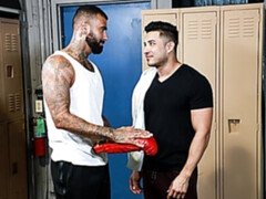 Mature/muscled hotties Hunter Vance and Rikk York fuck in the locker room
