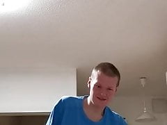 Dominik zieht sich aus