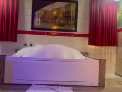 GoldenAss motel bathtub