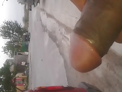 mostrando la verga en la calle