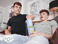 She Is Of What Her BF Joey Mills Is Doing To Jake Preston Next To Her - TWINKPOP