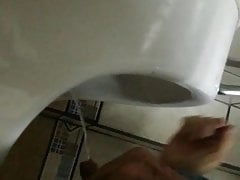 Maduro casado en orinal