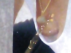 Pissing on Manekkemiss housekeeper
